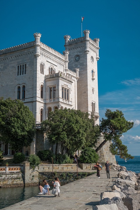 10 nejkrásnějších destinací pro dovolenou s cestovkou i na vlastní pěst