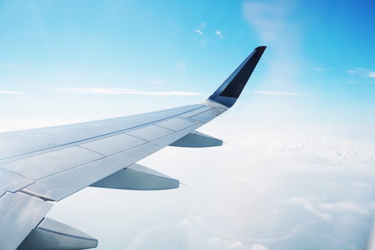 10 věcí, které rozhodně NESMÍTE mít v příručním zavazadle na palubě letadla