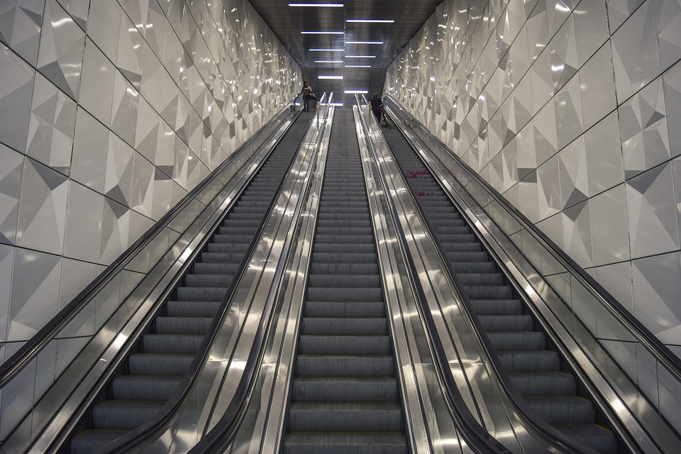 escalator 4418051 960 720