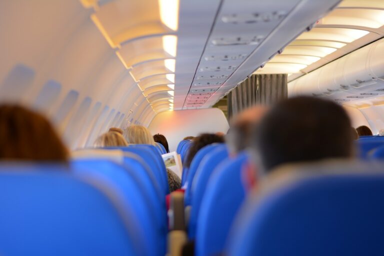 10 účinných tipů, jak přežít letadlo bez nevolnosti!