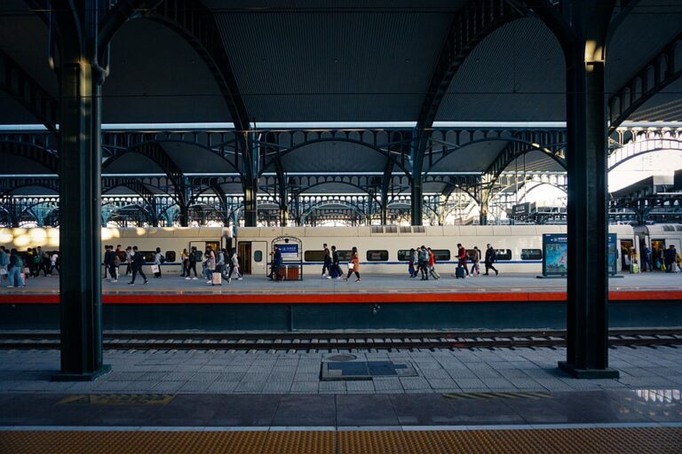 Tajemství života na vlakovém nádraží: Kdo jsou skuteční hrdinové za scénou?