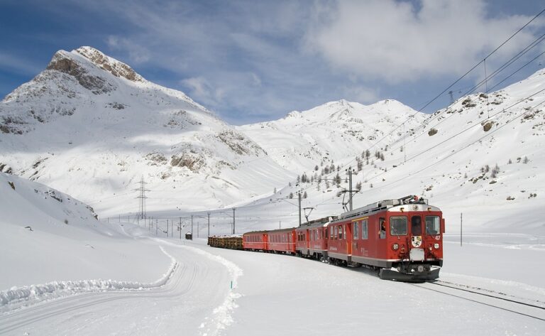 10 nejúžasnějších destinací, kam jet vlakem do zahraničí – neuvěřitelné fotky uvnitř!