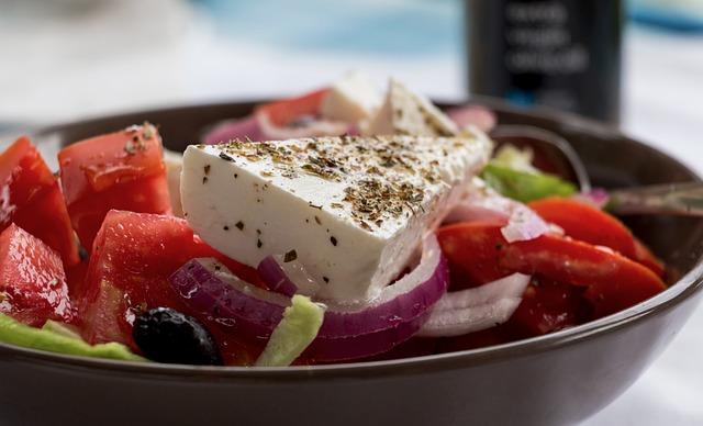 Jak připravit skvělý ​řecký salát doma - krok⁣ za krokem