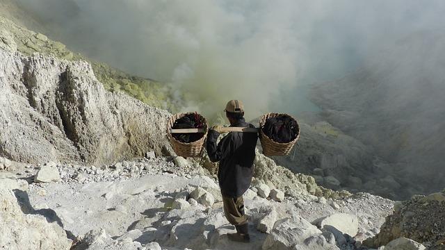 Kráter Ijen a modré plameny