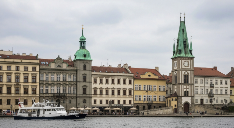 Jak dlouho trvá let z Prahy do Jordánska v 2026? | 2026
