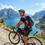 Cyklisté jedoucí podél Lago di Garda v Itálii