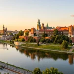Královský hrad Wawel v Krakově nad řekou Vislou při západu slunce