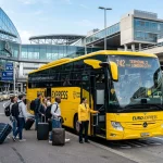 Autobus RegioJet na zastávce před Terminálem 1 Letiště Václava Havla v Praze