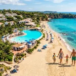 Cestovka Jihlava — Dovolená snů, zájezdy k moři a výlety z Vysočiny 3 Letecký pohled na letní prázdninový resort s bazénem, pláží a tyrkysovým mořem