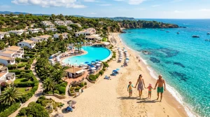 Cestovka Jihlava — Dovolená snů, zájezdy k moři a výlety z Vysočiny 6 Letecký pohled na letní prázdninový resort s bazénem, pláží a tyrkysovým mořem